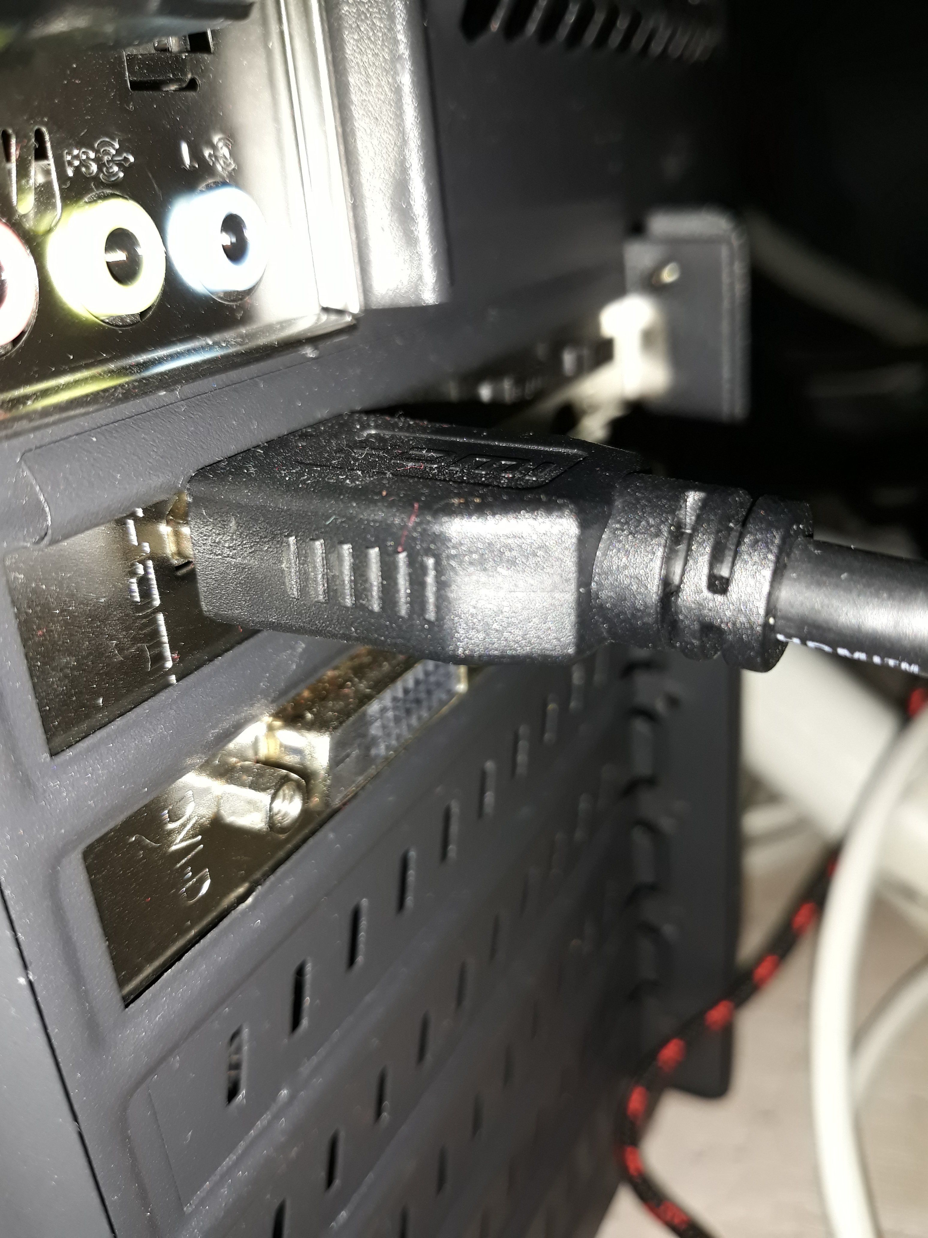 HDMI kablosu ekran kartına tam oturmuyor | Technopat Sosyal