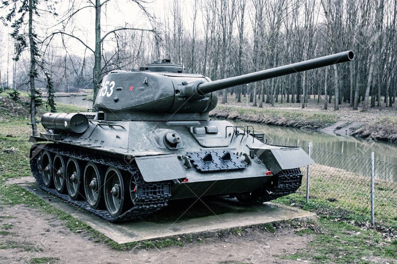 61309392-soviet-medium-tank-t-34-85-of-the-world-war-ii-biggest-war-campaign-of-20th-century-e...jpg