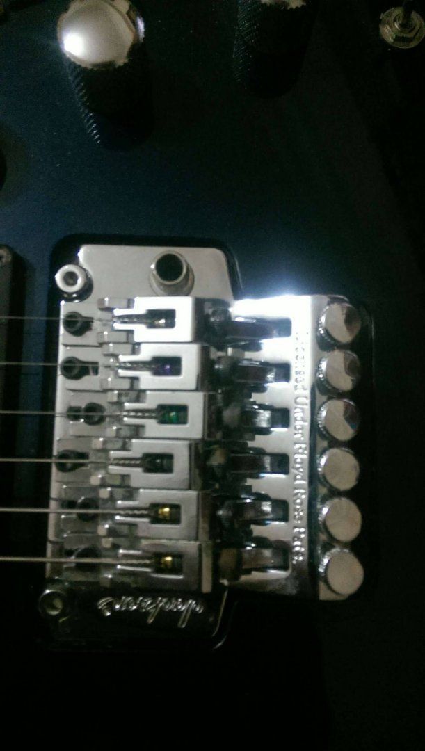 Floyd Rose köprülü gitarda tel atması | Technopat Sosyal