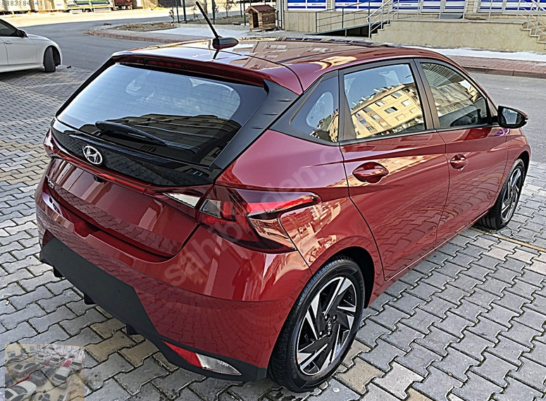Hyundai I20 2020 Style paket sağ arka tampondaki reflektörlerin biri neden  beyaz? | Technopat Sosyal