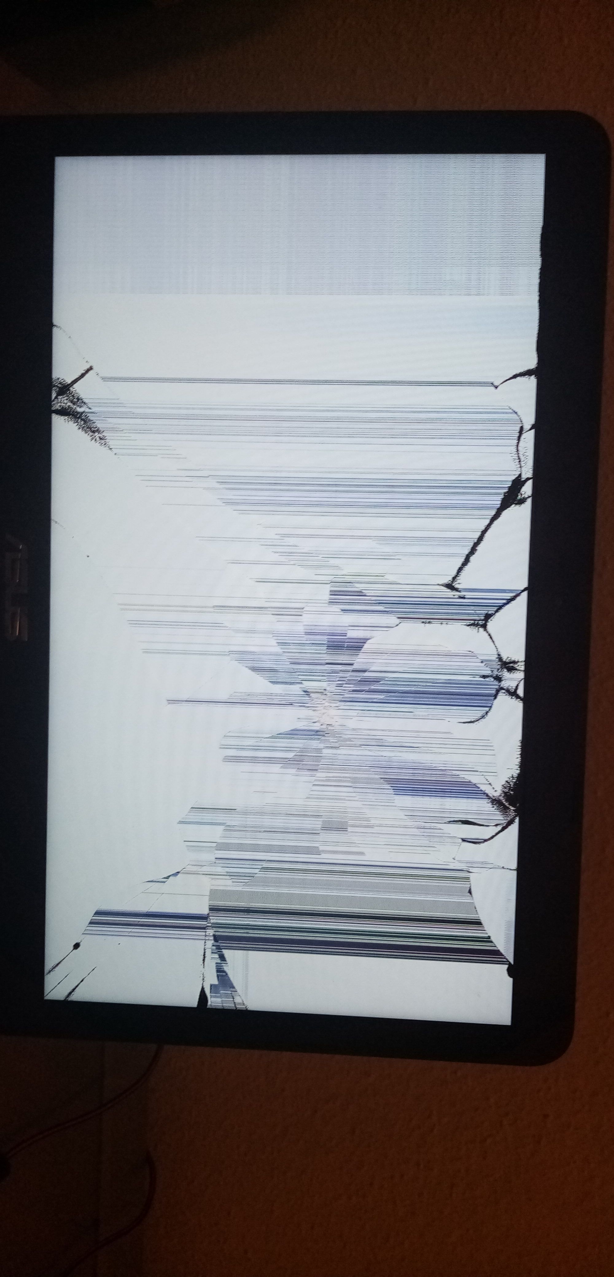 Laptop ekranı kırıldı | Technopat Sosyal