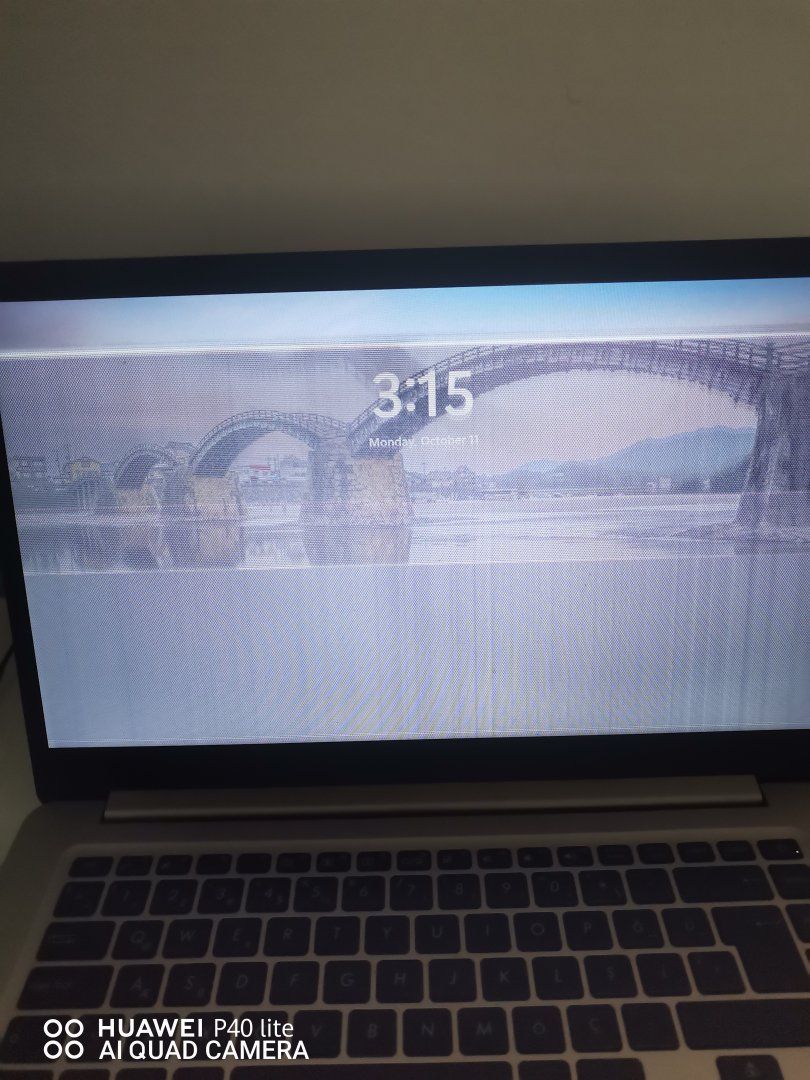 ASUS laptop ekranının yarısı beyaz | Technopat Sosyal