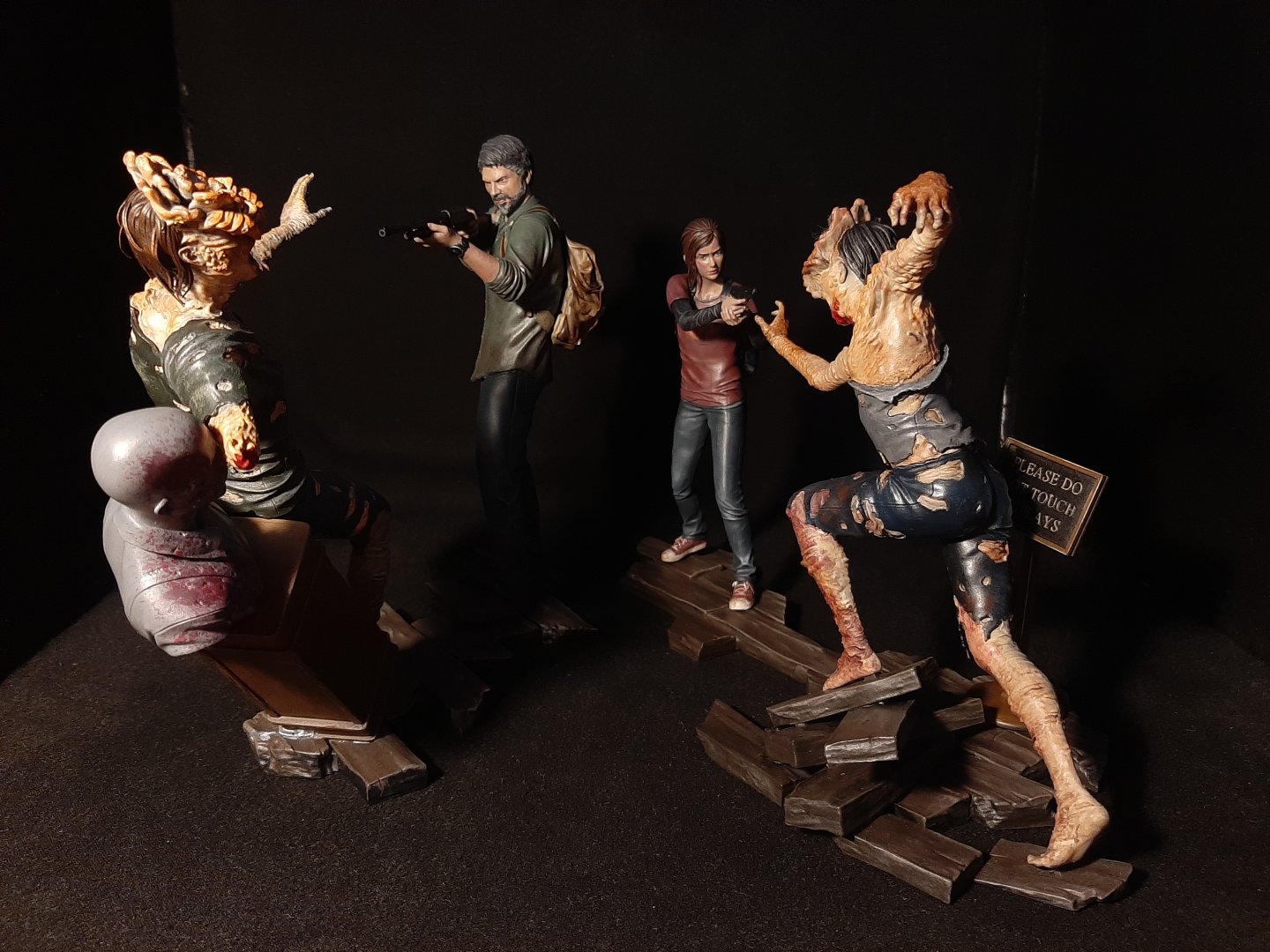 Satılık: Last of Us Joel ve Ellie figür (Müze sahnesi) | Technopat Sosyal