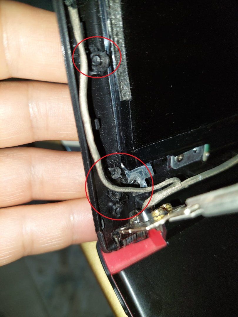 Laptop menteşenin vida yuvası kırıldı | Technopat Sosyal